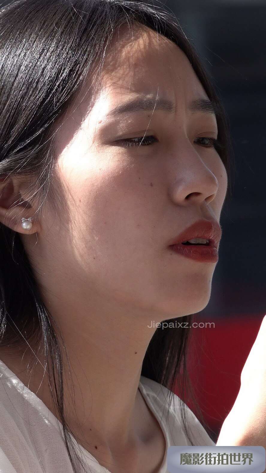 4K - 打电话的小姐姐 [1.37 GB/MP4]