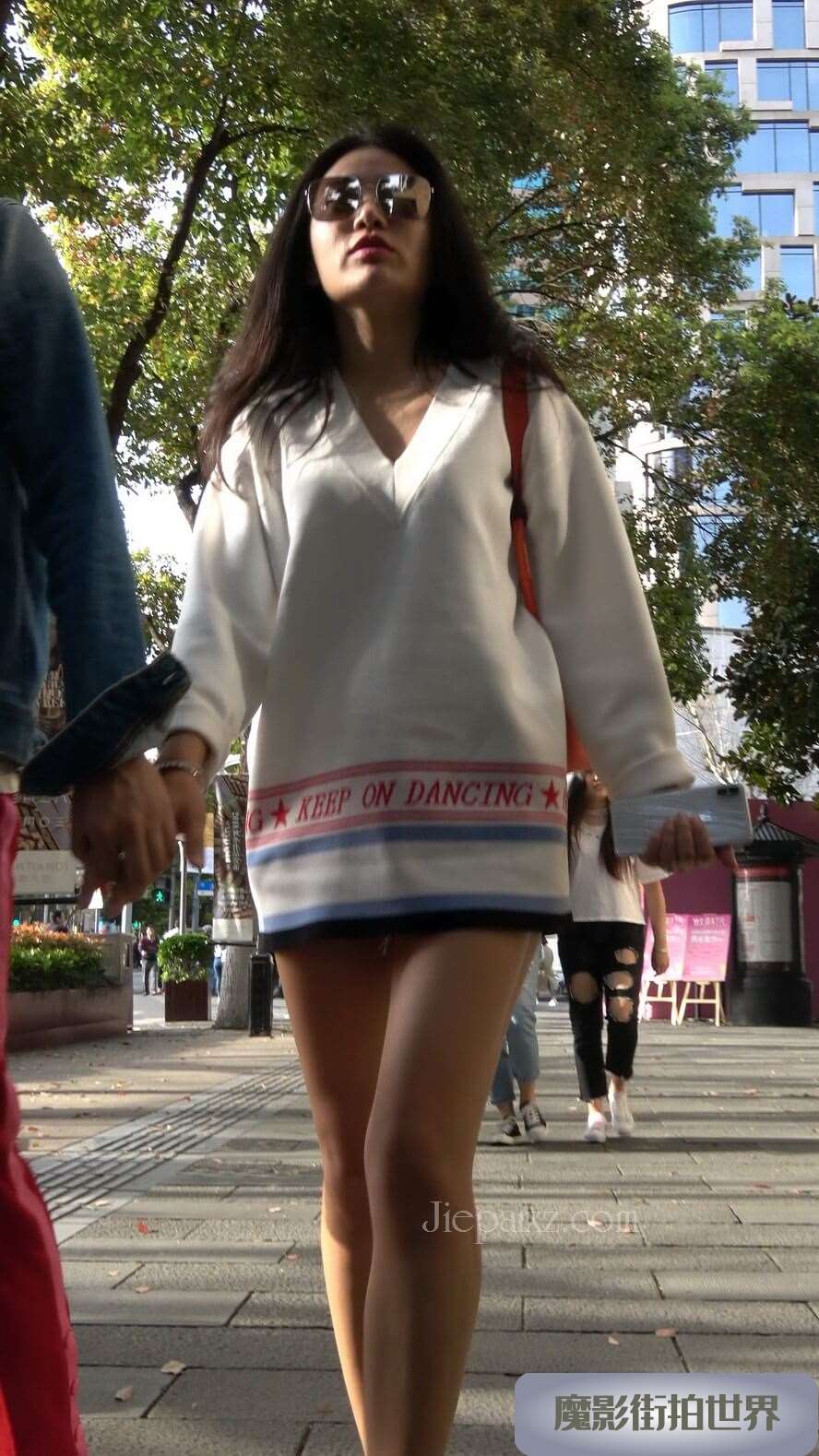 4K - 街拍美腿小姐姐 [1.67 GB/MP4]