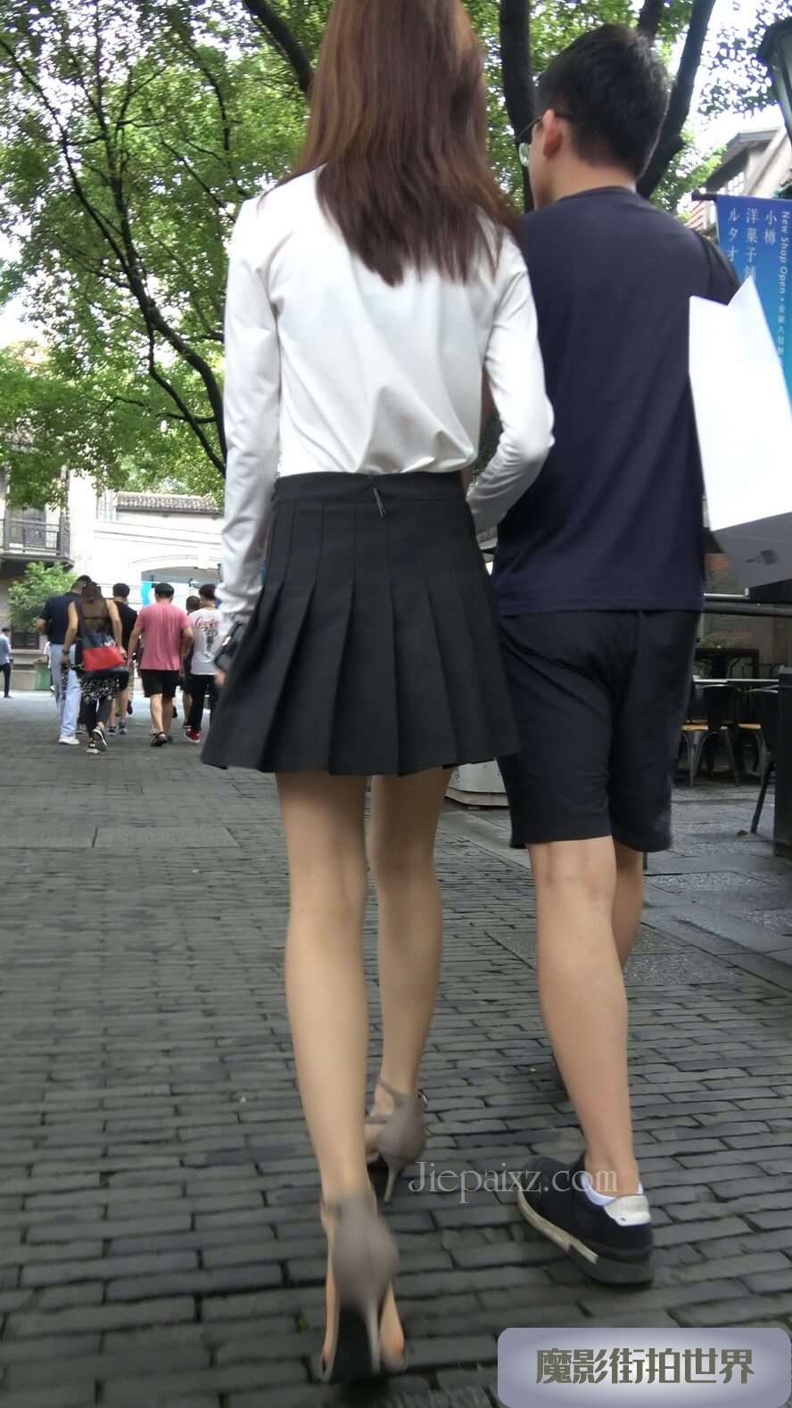 4K - 街拍跟拍短裙女友 [1.69 GB/MP4]