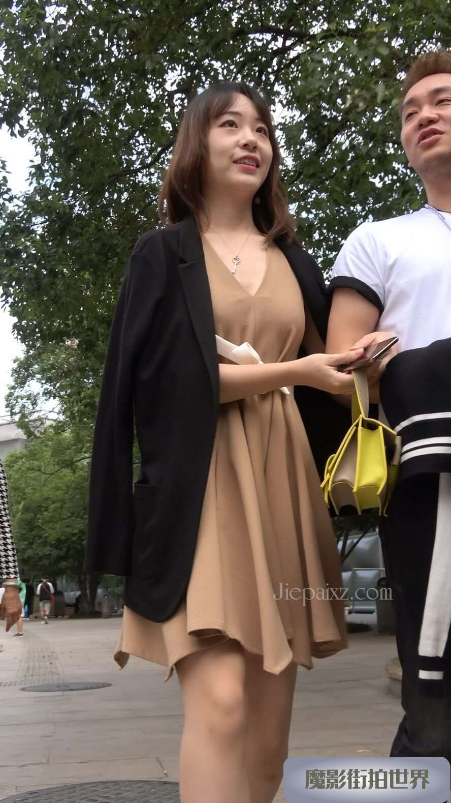 4K - 时尚的连衣裙美女 [715 MB/MP4]