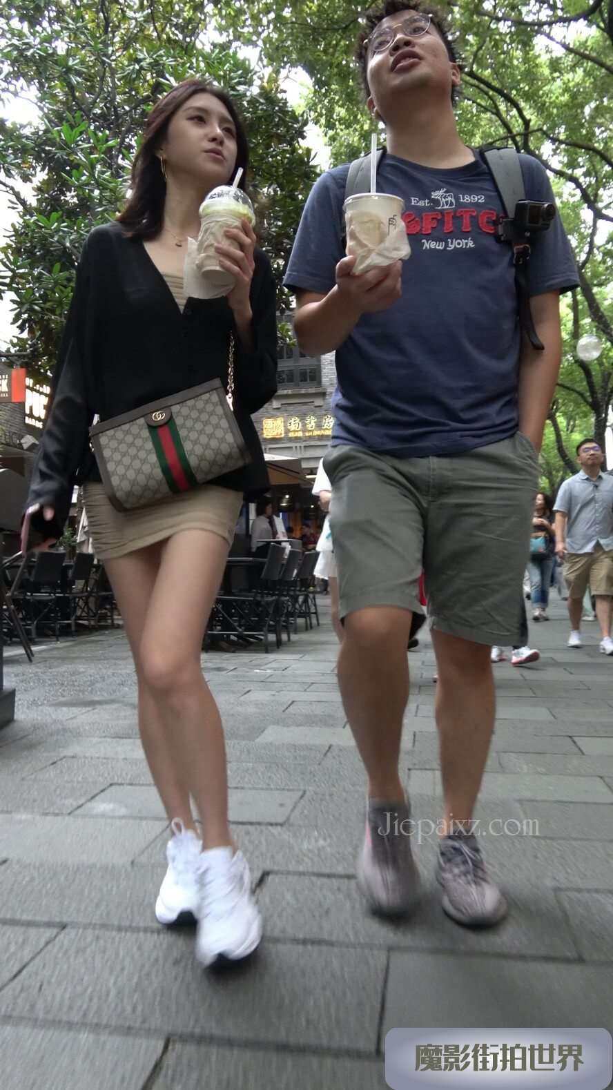4K - 街拍超短包臀短裙小妹 [1.39 GB/MP4]