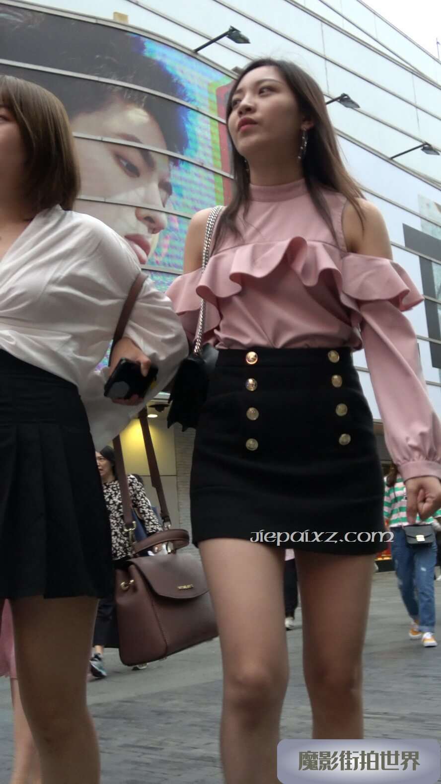 4K - 街拍跟拍黑色短裙街拍长腿高跟美女 [2.24 GB/MP4]
