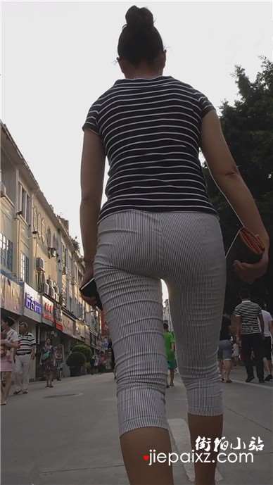 街拍美臀紧身七分裤性感美女 [351 MB]