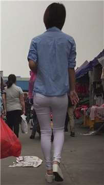 街拍紧俏美臀白裤短发女孩 [825 MB]