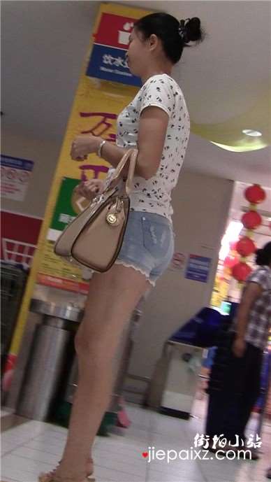 热裤美腿少妇逛超市 [1.83 GB]