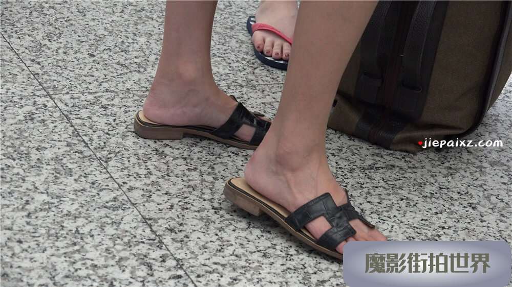 4K - 墨镜美眉美足精致身材苗条 [4.61 GB/MP4]