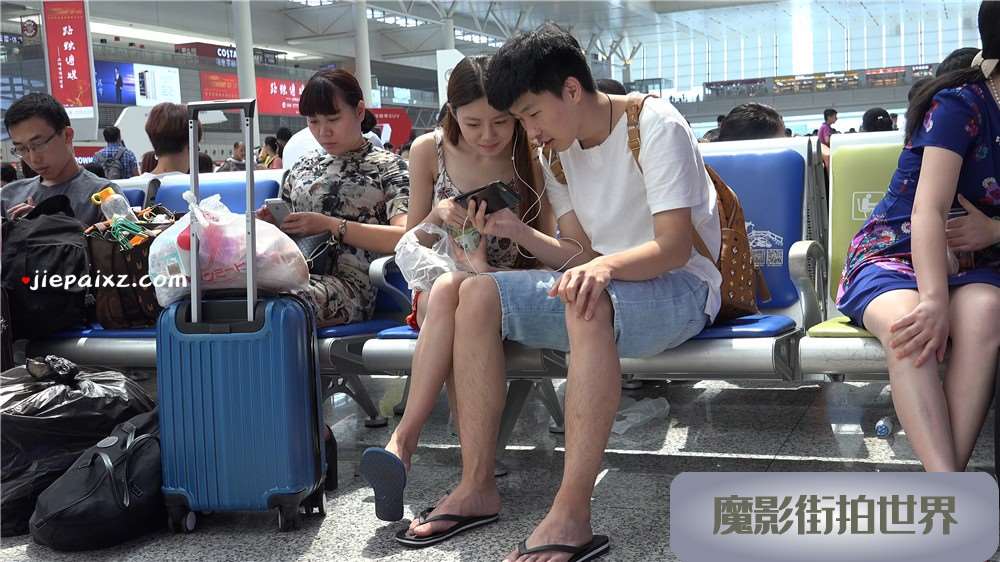 极品长发吊带裙美女姐姐 [5.48 GB/MP4]