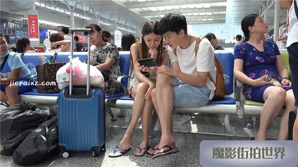 极品长发吊带裙美女姐姐 [5.48 GB/MP4]