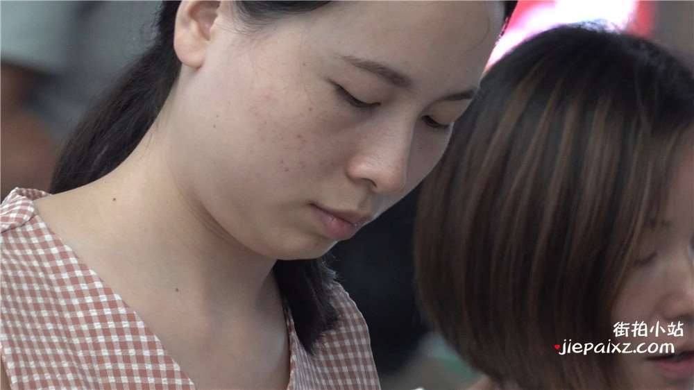 连衣裙凉高干净美足眼镜妹 [1.56 GB/avi]
