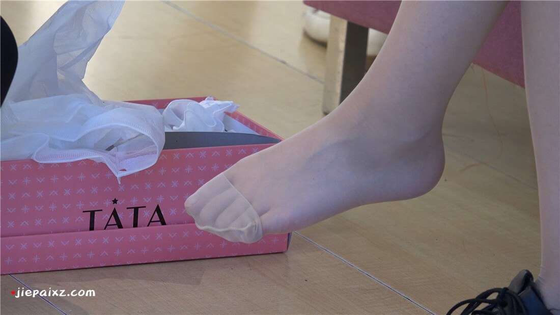 4K - 嫩嫩的学生小妹穿着超薄长丝挑选新鞋 [1.73 GB/MP4]