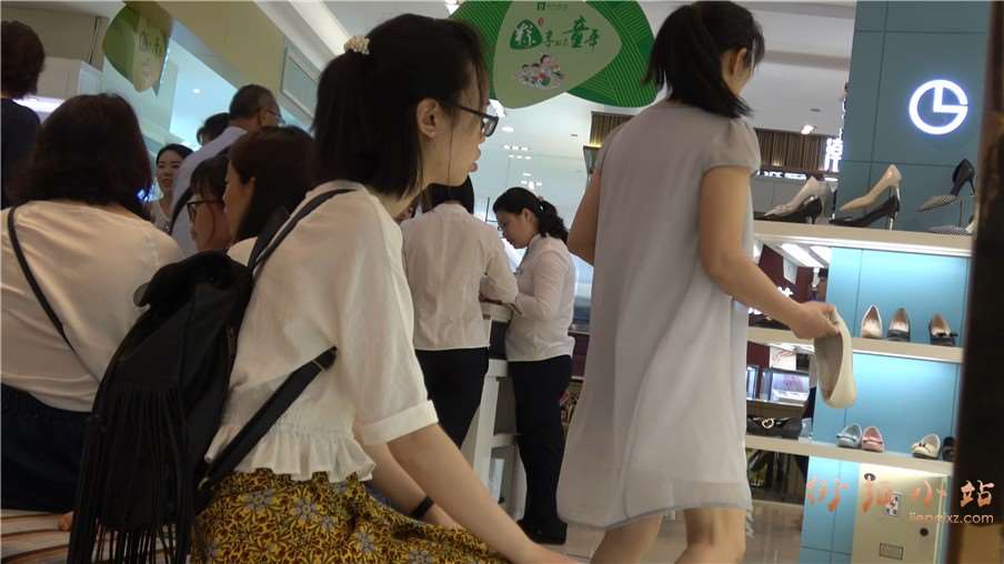 4k-试鞋的连衣裙美足少女