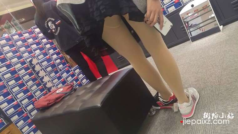 4k超清，鞋店试鞋的原味肉丝袜清纯眼镜妹