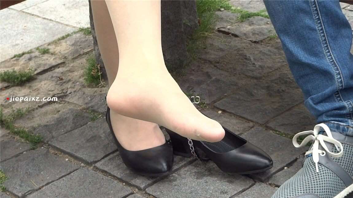 街拍丝袜晾脚 [293 MB/MP4]