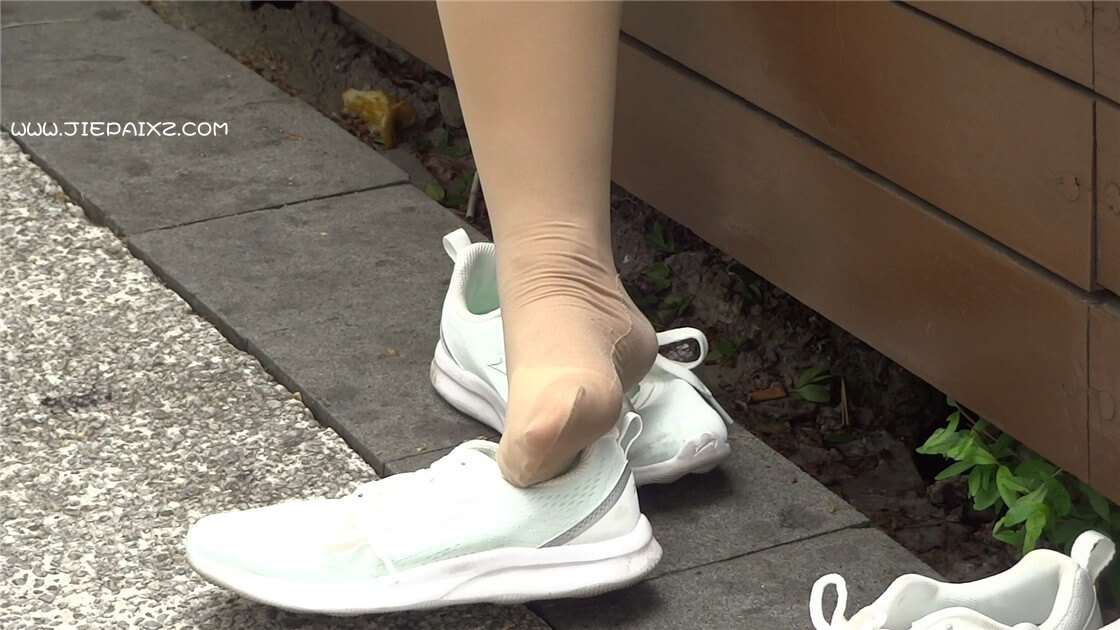 白鞋裤袜 [631 MB/MP4]