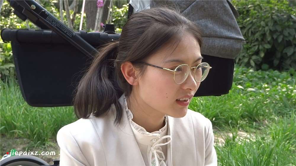 斯文眼镜妹的肉色丝袜美足，恨不得扑上去狂舔一番 [567 MB/MP4]