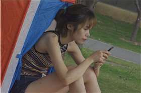 草地上的骨感美眉 [3.44 GB/mkv]