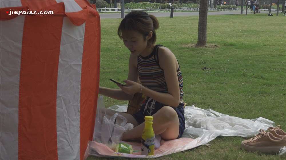 草地上的骨感美眉 [3.44 GB/mkv]