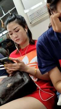 听歌的妹子