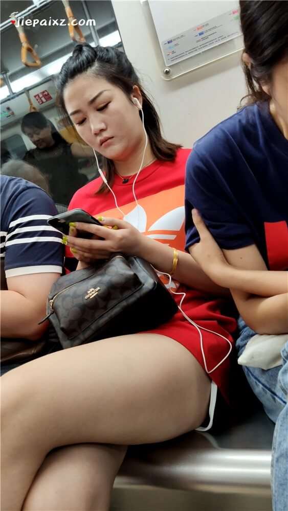 听歌的妹子