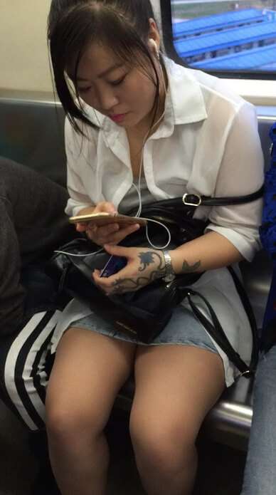 地铁上的肉肉女孩真好看