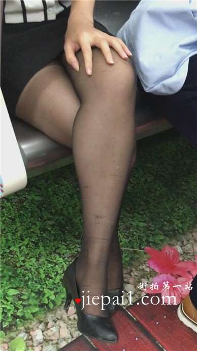 地铁上超诱惑的黑丝高跟OL职业装美女。