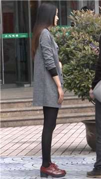 大街上一眼就看到了美女的黑丝，你说抢眼不。