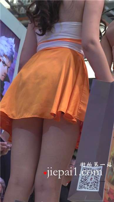 橘黄色小短裙白腿甜美小清新妹子。