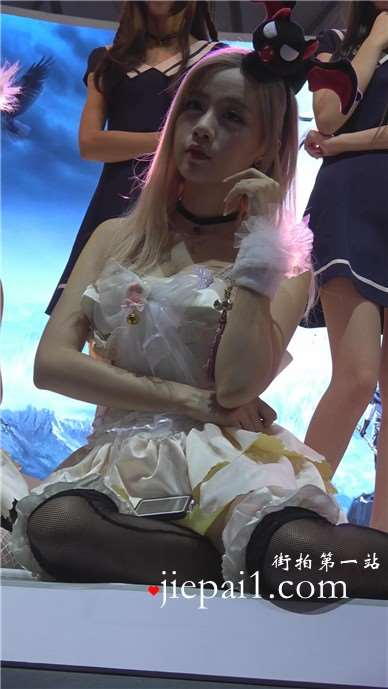 甜美萝莉白色公主裙小清新萌妹子。