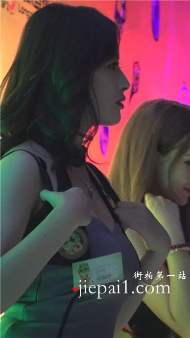 眼神会勾引人的性感美臀美女姐姐。