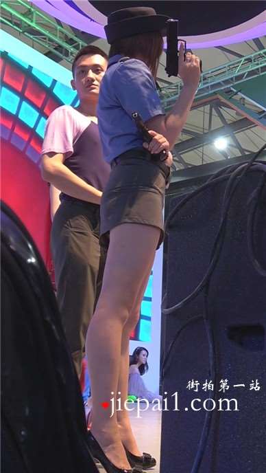 cosplay女警察的性感美女，这么漂亮的警察不是勾引人犯罪么。