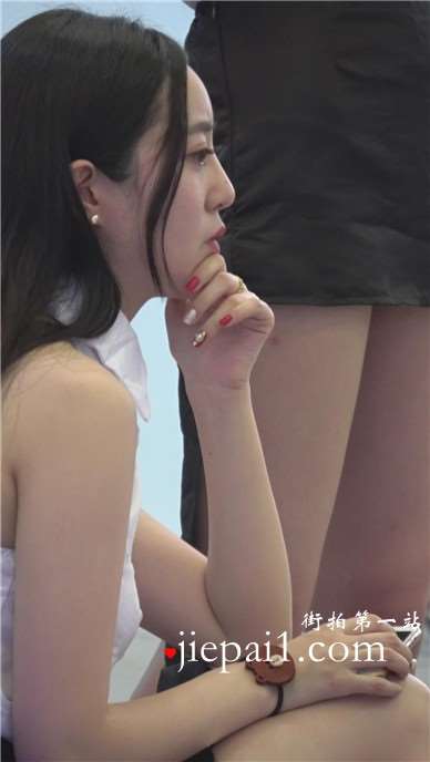 长腿高跟鞋美女showgirl累啦休息下。