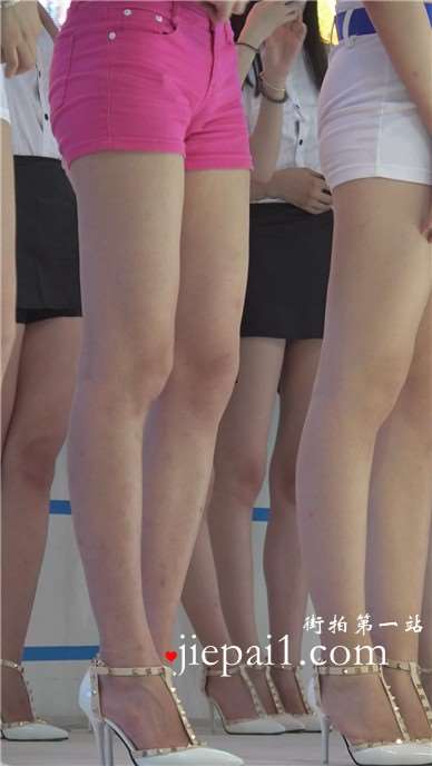 小清新甜美粉色超短热裤美女。