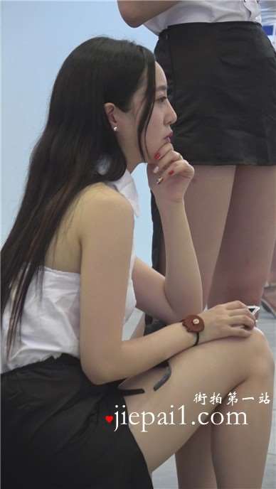 长腿高跟鞋美女showgirl累啦休息下。