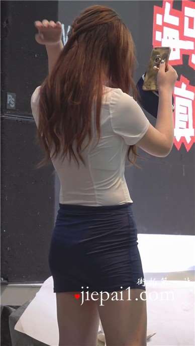 颜值身材都超级棒的showgirl，包臀裙配高跟鞋更赞。