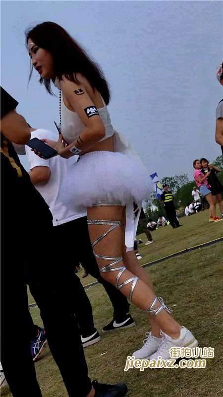 4K白色小短裙美丽女孩