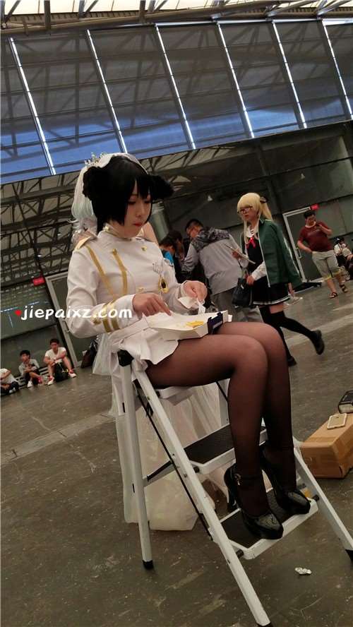 展会的角色扮演黑丝女孩 [697 MB/mp4]
