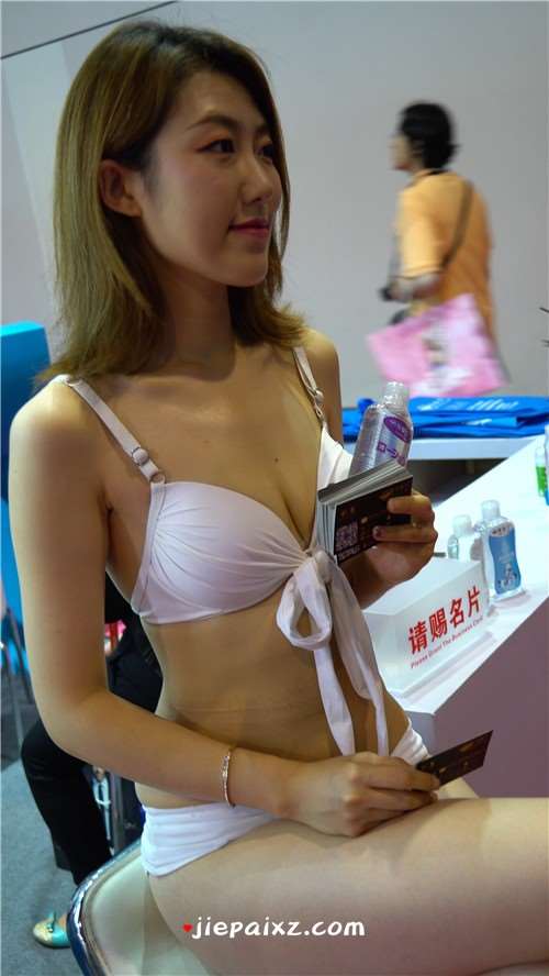 美女内衣模特 [2.05 GB/MP4]