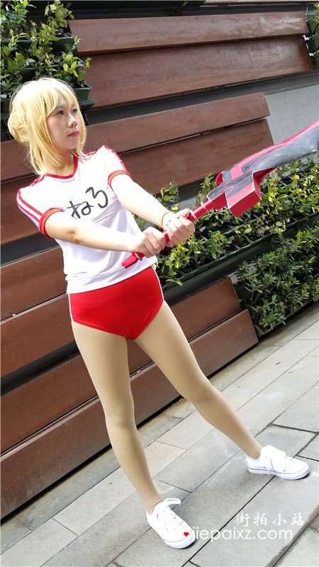 4K-红色短裤黄发cosplay的二次元青春少女