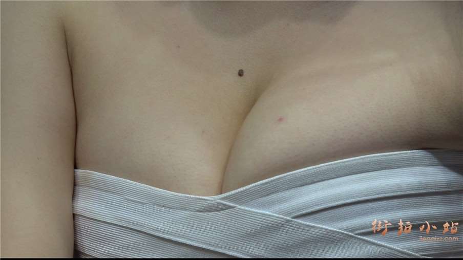 波涛汹涌性感的美女车模