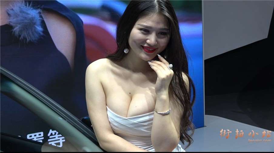 波涛汹涌性感的美女车模