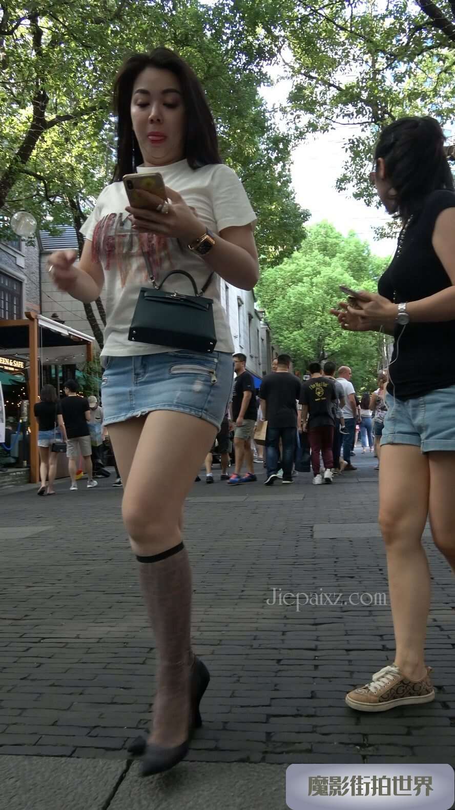 4K - 短裙长发丰腴美眉 [1.89 GB/MP4]