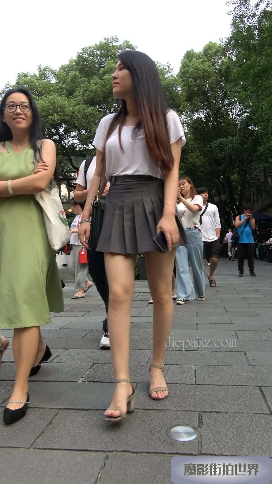 4K - 街拍百褶短裙美眉 [2.39 GB/MP4]