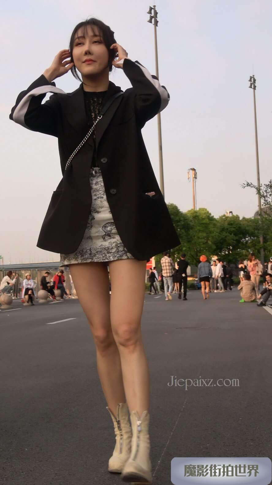 4K - 气质短裙街拍美腿姐姐 [536 MB/MP4]