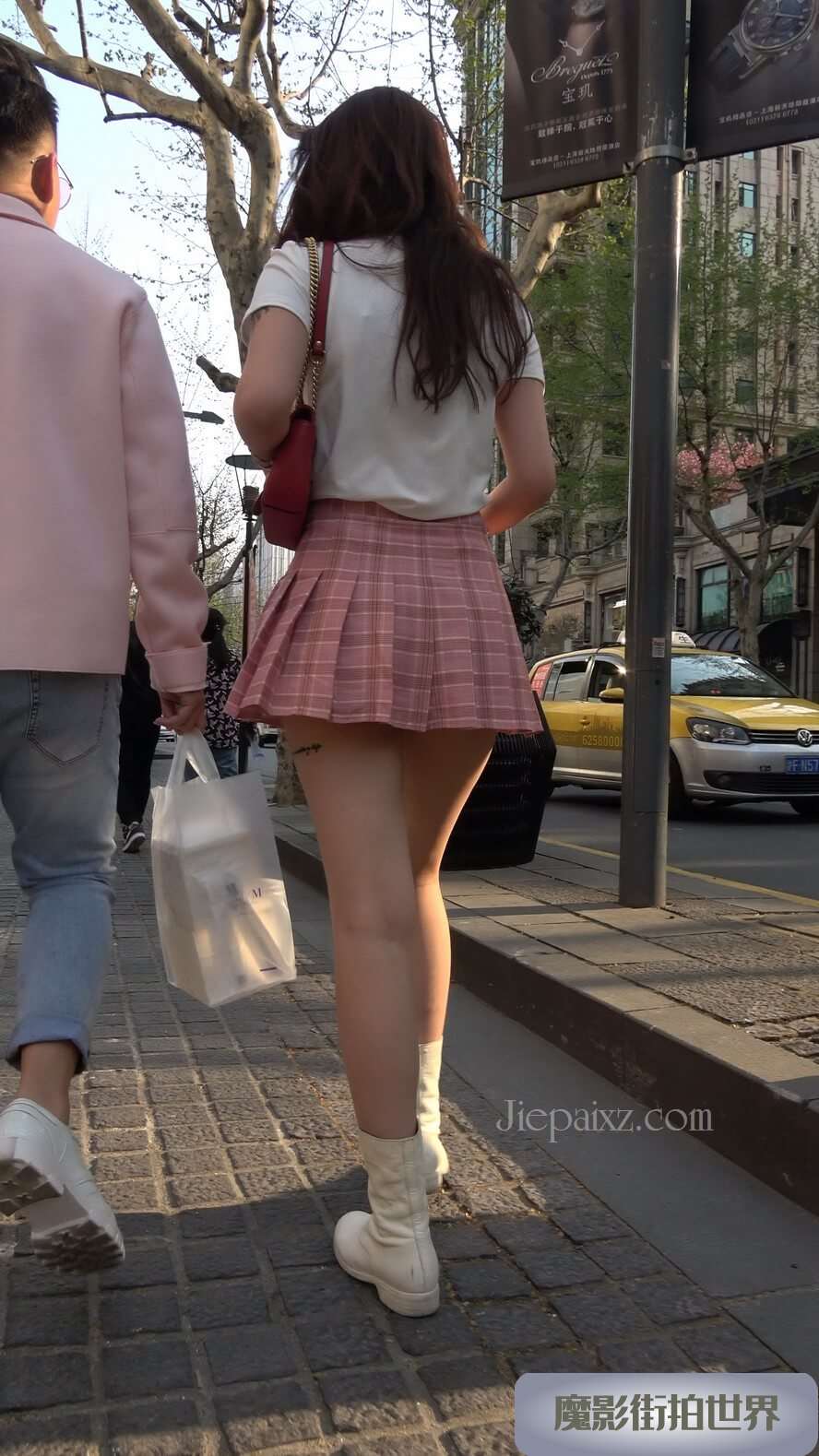 4K - 街拍粉色短裙美女姐姐 [828 MB/MP4]