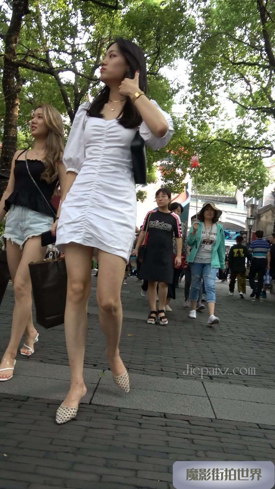 4K - 街拍白裙气质美女姐姐 [1.68 GB/MP4]