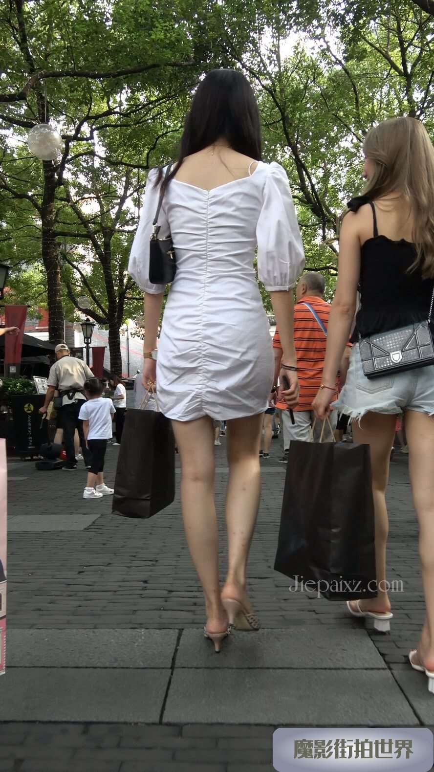 4K - 街拍白裙气质美女姐姐 [1.68 GB/MP4]