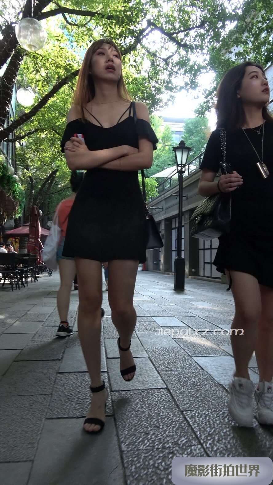 4K - 街拍黑色短裙街拍高跟美女 [1.36 GB/MP4]
