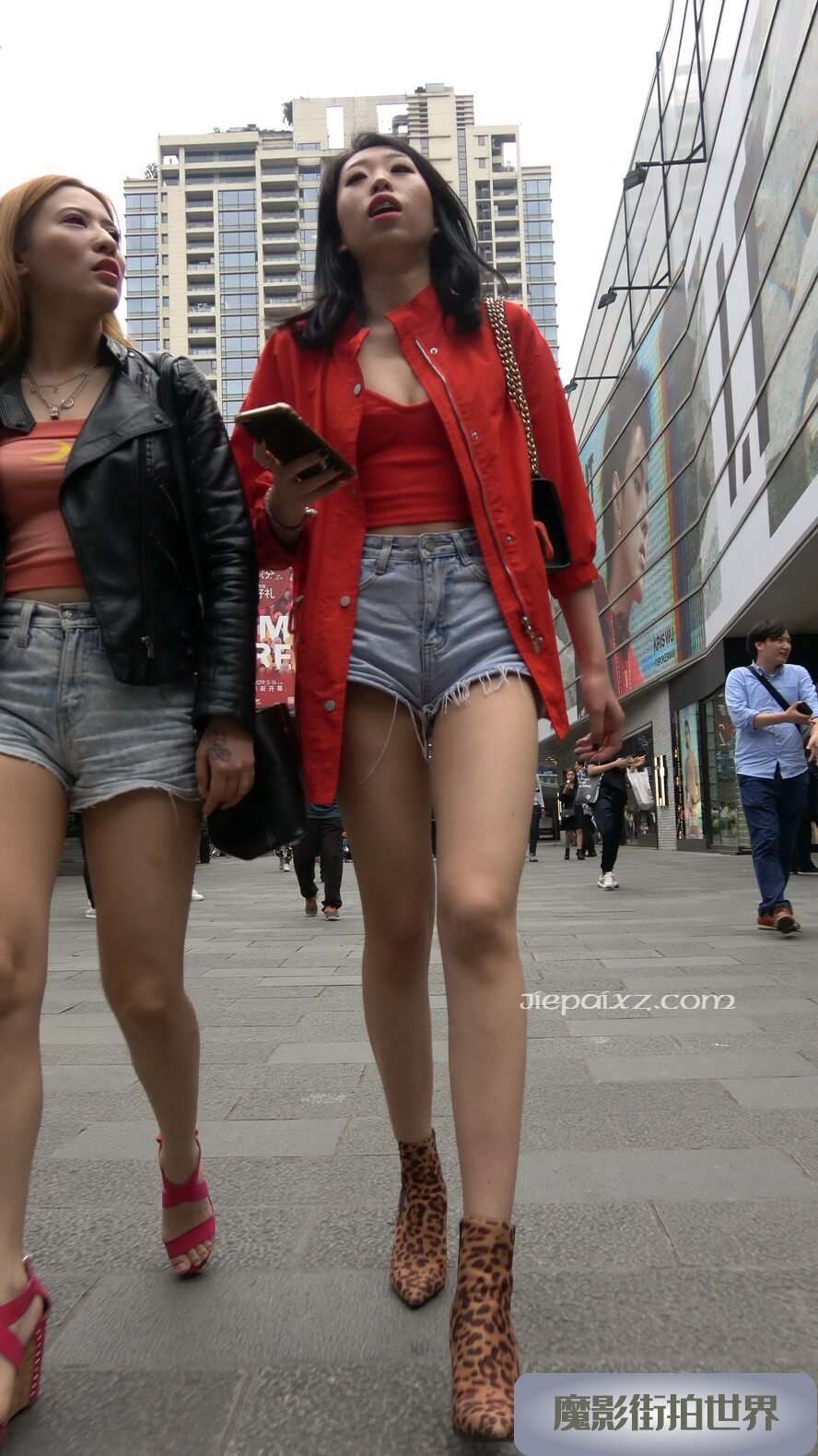 4K - 两位高挑的性感大长腿街拍高跟美女 [2.21 GB/MP4]