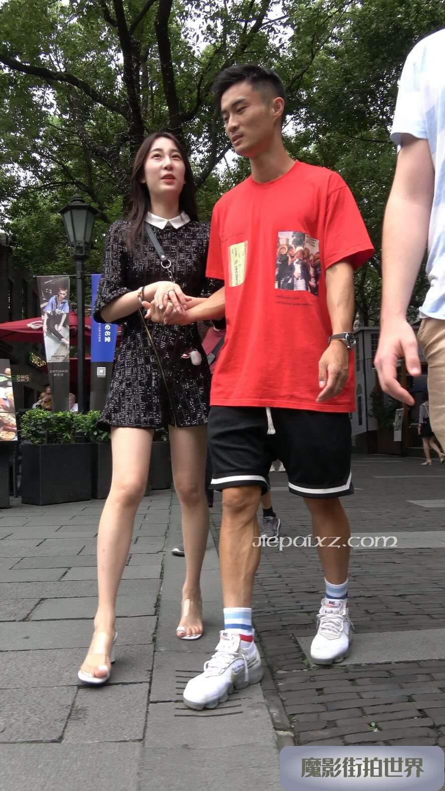 4K - 街拍热恋中的黑色连衣裙妹子 [2.44 GB/MP4]