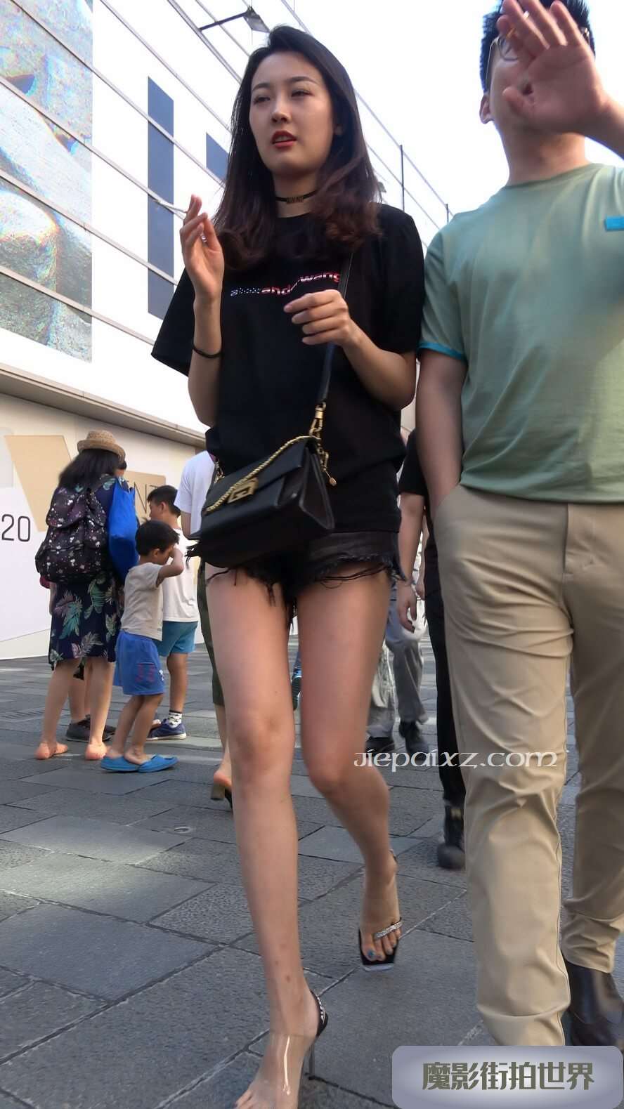 4K - 街拍热裤美腿吸烟的漂亮小姐姐 [2.06 GB/MP4]